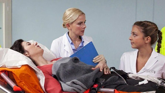 Dr. Isabel Dahl und Arzu nehmen die Patientin Aylin Demir in Empfang.