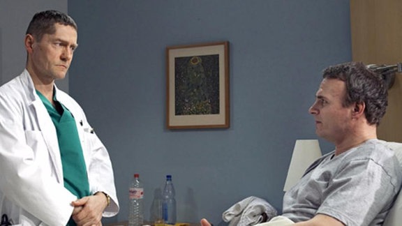 Reinhold Wollenberg kommt als Patient von Dr. Kaminski in die Klinik.
