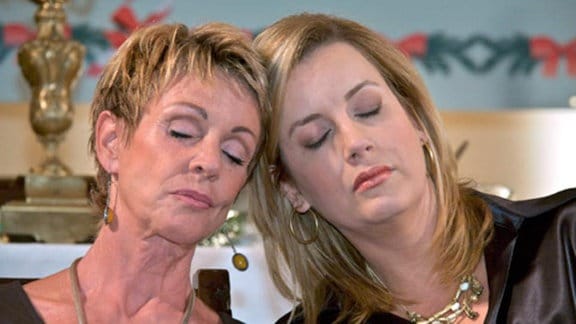 Barbara und Sarah verschlafen die Weihnachtsfeier.