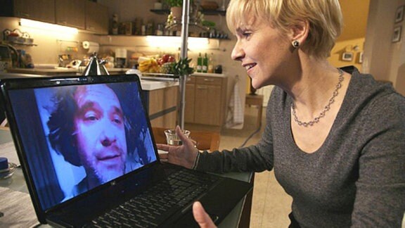 Dr. Kathrin Globisch unterhält sich mit ihrem Freund am Computer.