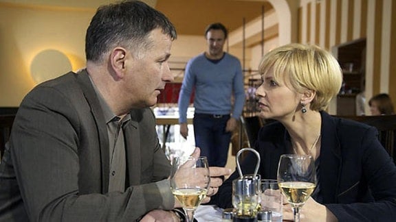 Kathrin erzählt Roland, was sie über Martins Trennungsverhalten denkt.