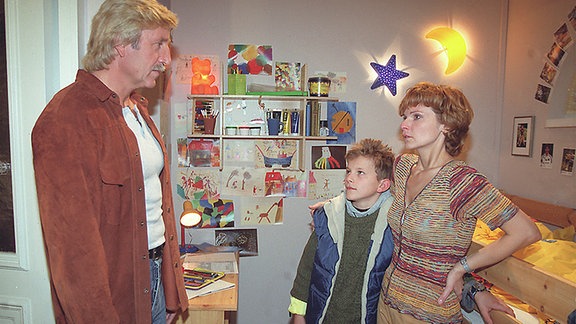 Guido Sperling (Juergen Polzin trifft Kathrin Globisch (Andrea K. Loewig) und seinen Sohn Lucas (Nick Uhlemann)..