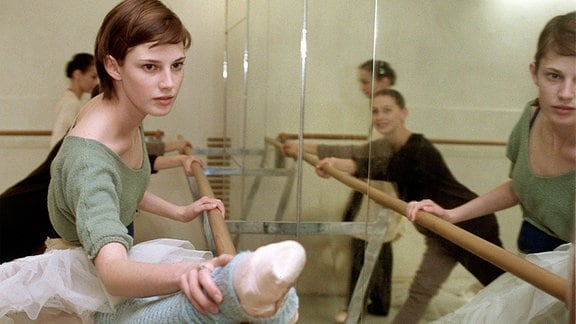 Ballett-Talent Tiziana Schomburg (Jana Straulino) beim Training.