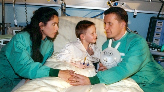 Dr. Barrach (Axel Wandtke) hat sich verliebt. Zusammen mit Sonja (Ina Bleiweiﬂ) und ihrem Sohn Tim (Tim Hahn) geht Barrach nach Dresden.