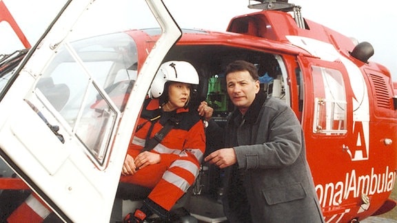 Dr. Roland Heilmann (Thomas Ruehmann, links) wird von nun an regelmaessig  mit der Pilotin (Ute Hiersemann) der Luftrettung Einsaetze fliegen.