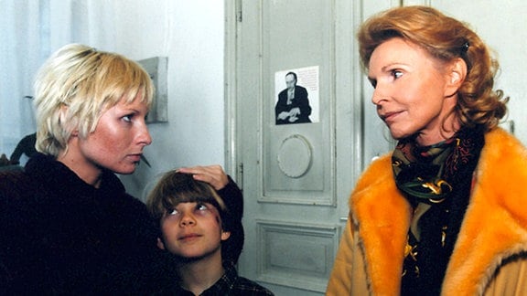 Manuela Bender (Nadine Seiffert, links) darf wegen Verdacht auf Kindesmißhandlung an ihrem Sohn Marius (Patrick Baehr) nicht sehen. Oberschwester Ingrid (Jutta Kammann, rechts) will wissen, ob der Verdacht berechtigt ist...
