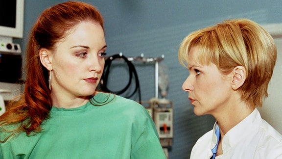 Eine Belastungsprobe für ihre Freundschaft: Vicky (Luci van Org) setzt Kathrin (Andrea Kathrin Loewig) unbewusst unter Druck und verlangt von ihr, ihre Tochter Ina zu heilen.