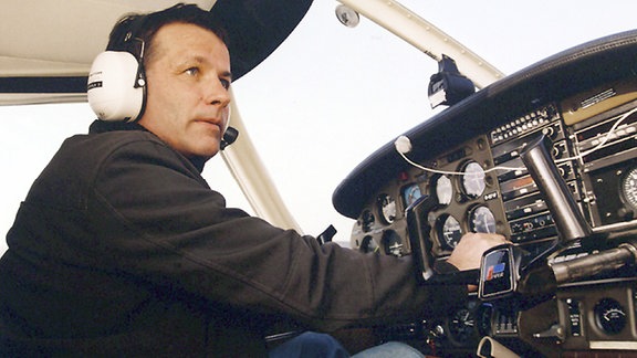 Bevor Roland Heilmann (Thomas Rühmann) Teilhaber des Flugzeugs wird, unternimmt er einen Probeflug. Doch dann verliert er plötzlich über die Maschine die Kontrolle...