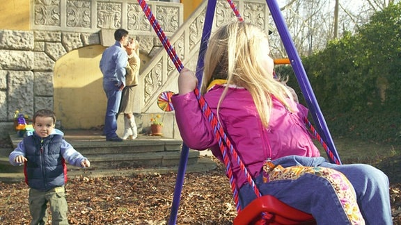 Vladi, der an seinem Geburtstag dienstfrei hat, verbringt den Tag mit Nicole, seinem Sohn Jonas und Nicoles Tochter Katja auf dem Spielplatz.