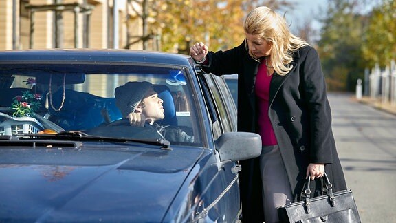 Kris Haas (Jascha Rust) hat Sarah Marquardt (Alexa Maria Surholt) eingeparkt. Als sie ihn darauf aufmerksam machen will, bemerkt sie, dass sein ganzer Hausrat im Auto ist. Kris erzählt ihr, dass er am Abend in eine WG zieht und deshalb die ganzen Sachen schon dabei habe
