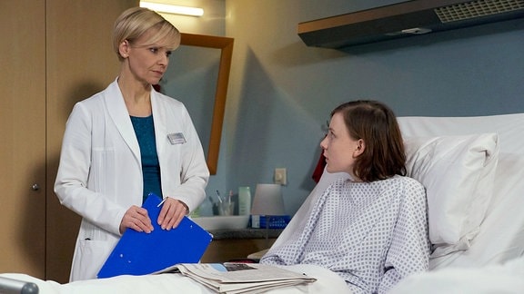 Dr. Kathrin Globisch bespricht mit Jessika Wendel die Anästhesie für ihre OP