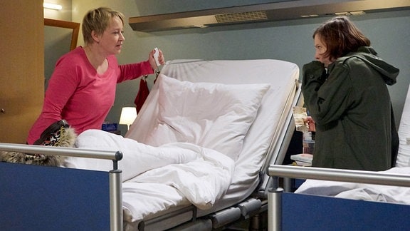Jessika Wendel will auf eigenes Risiko die Klinik verlassen. Ihre Zimmernachbarin Silke Bluhm versucht Jessika zum Bleiben überreden