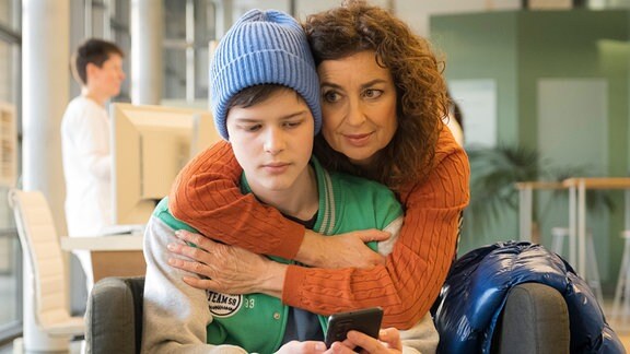 Cosmo (Max Bär) hat Miriams Mutter Linda Schneider (Isabel Varell) um Unterstützung gebeten. Linda sieht gleich, dass Cosmo mit dem desolaten Zustand seiner Pflegemutter ziemlich überfordert ist.