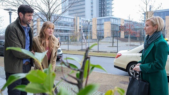 Als Dr. Kathrin Globisch (Andrea Kathrin Loewig, re.) morgens an der Klinik ankommt, trifft sie Darren Macneil (Michael Raphael Klein, li.). Darren bittet Kathrin, seiner Freundin Paula Griesam (Lea Fassbender, mi.) zu helfen.