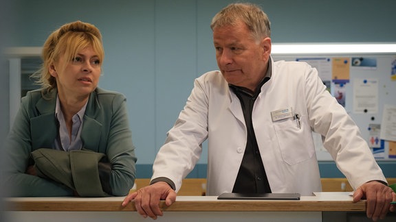 Dr. Roland Heilmann (Thomas Rühmann) erzählt Dr. Ina Schulte (Isabell Gerschke), dass sich Otto Stein selbst entlassen hat.