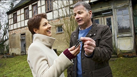 Pia (Hendrikje Fitz) und Roland Heilmann (Thomas Rühmann) ächzen unter der Bürokratie, die der Hauskauf mit sich bringt. Um etwas zu entspannen, möchte Roland etwas Zeit allein mit seiner Frau dort verbringen. Pia freut sich sehr über die Idee.