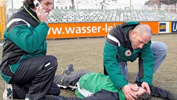 Ingmar türmt aus der Klinik und bricht beim Fußballtraining zusammen.