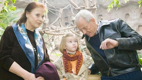 Otto Stein versucht seine Enkelin Marie im Zoo aufzumuntern.