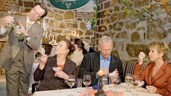 Charlotte, Otto und Barbara nehmen an einer Weinverkostung teil.