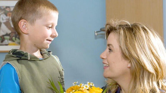 Bastian besucht seine Mutter im Krankenhaus.