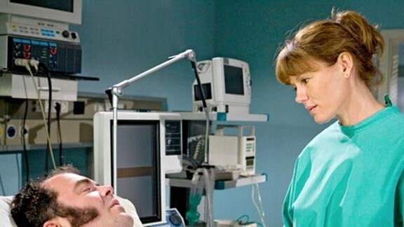Rita fragt Klaus im Krankenhaus nach dem Grund des Unfalls.