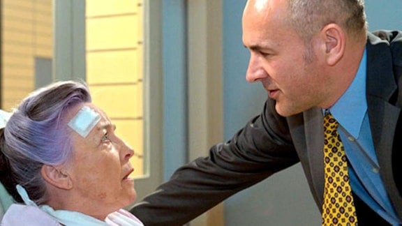 Andreas Petry konfrontiert seine Mutter mit seinem Verdacht.