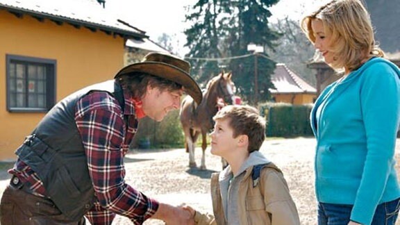 Cowboy Jonny, ein Mann mit Herz, kümmert sich um Sarahs Sohn.