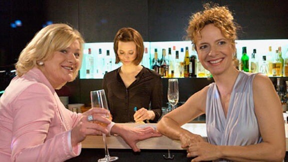 Die beiden Freundinnen Maria und Jenny besuchen eine Bar.
