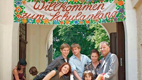 Familie Heilmann feiert Jonas' Einschulung.