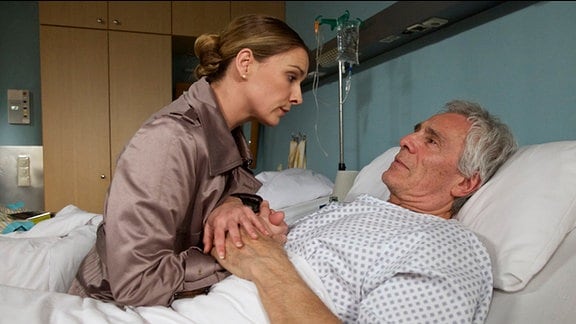 Lilly Lukovic (Astrid Leberti) am Krankenbett ihres Vaters Jovan (Gojko Mitic). 