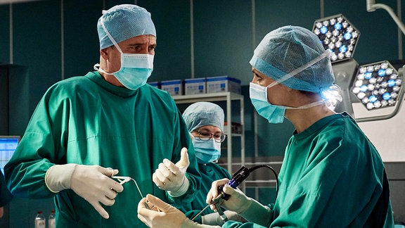 Der renommierte Schweizer Neurochirurg Dario Brosi operiert gemeinsam mit Dr. Lea Peters.
