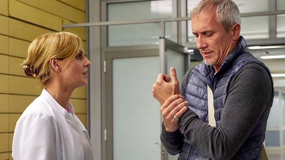 Dr. Lea Peters macht sich Sorgen um Dario Brosis Hand.