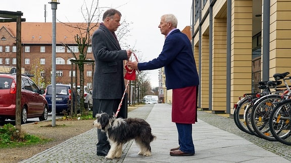 Otto Stein bittet Dr. Roland Heilmann, eine Runde mit dem Hund zu gehen.