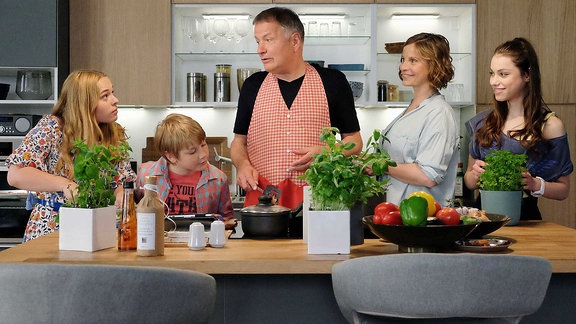Roland mit Katja und Kindern in der Küche.