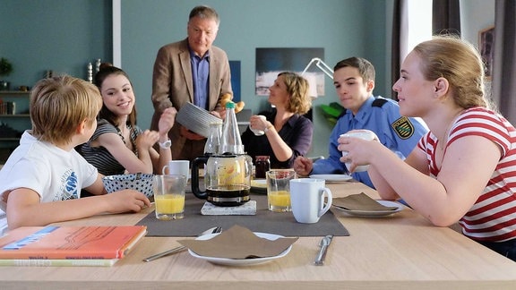 Katjas und Rolands Familie gemeinsam an einem Tisch.