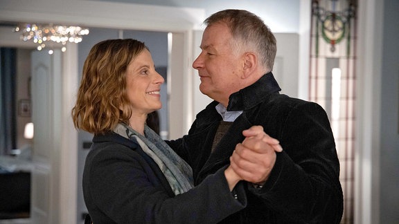 Katja Brücker (Julia Jäger) fragt Roland Heilmann (Thomas Rühmann), ob er für den nächsten Tag etwas geplant hat oder ob er es vergessen hat. Roland hat keinen Schimmer, wovon seine neue Liebe redet ... doch er schafft es, das charmant zu überspielen.