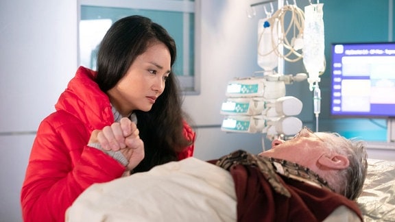 Lilly Phan hält Peter Jägers Hand.