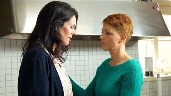 Pia Heilmann hat bemerkt, dass Elena Eichhorn seit ihrer Rückkehr aus Australien bedrückt ist.