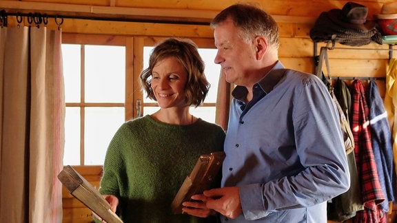 Roland Heilmann (Thomas Rühmann) und seine Katja (Julia Jäger) genießen die gemeinsame Zeit in Katjas Bootshaus. 