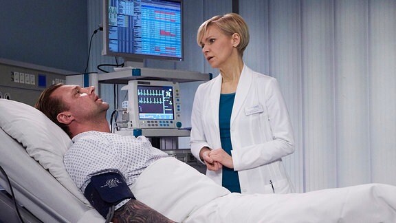 Dr. Kathrin Globisch (Andrea Kathrin Loewig) macht sich Sorgen um ihren Patienten: Adrian Walter (Marko Dyrlich) ist während der OP aus der Narkose aufgewacht. 