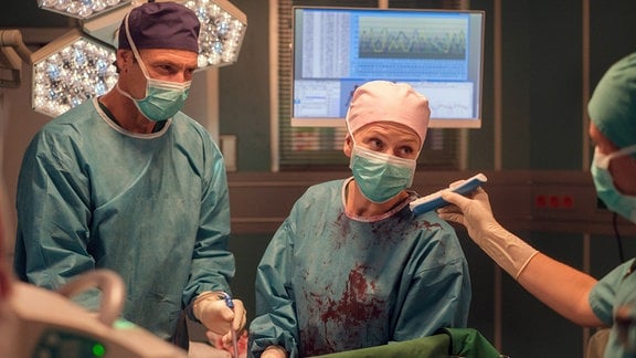 Gemeinsam mit Dr. Sein (Bernhard Bettermann) führt Dr. Ina Schulte (Isabell Gerschke) einen Kaiserschnitt durch
