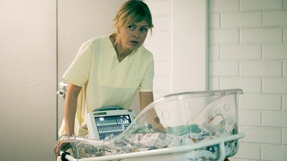 Dr. Ina Schulte (Isabell Gerschke) schiebt ein Neugeborenes durch die Sachsenklinik.