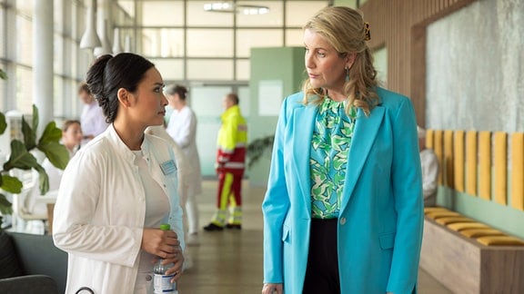 Dr. Lilly Phan (Mai Duong Kieu, li.) und Sarah Marquardt (Alexa Maria Surholt, re.) unterhalten sich über einen Patienten der Sachsenklinik.