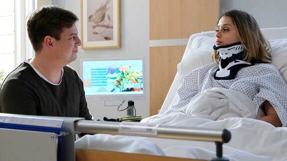Jakob besucht Samira am Krankenbett