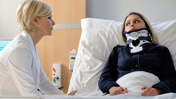 Dr. Kathrin Globisch (Andrea Kathrin Loewig, li.)spricht im Krankenzimmer mit Samira Steffens (Sarah Alles, re.). 