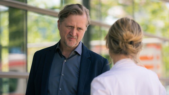 Jürgen Ewerbeck (Patrick von Blume) will Dr. Ina Schulte, die er für den Tod seiner Tochter verantwortlich macht, zur Rede stellen.