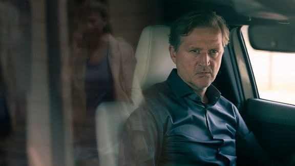 Jürgen Ewerbeck (Patrick von Blume) hat sich verrannt. Er macht Dr. Ina Schulte für den Tod seiner Tochter verantwortlich. 
