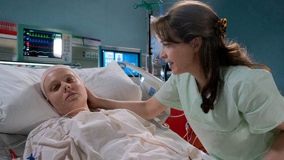 Vanessa Ewerbeck (Berit Vander, li.) geht es plötzlich schlechter. Jasmin Hatem (Leslie-Vanessa Lill, re.) verständigt sofort ihre behandelnde Ärztin Dr. Schulte.