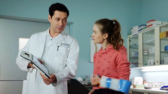 Die 16-jährige Frida Semmler (Pauline Rénevier) hat sich beim Skaten den Arm gebrochen. Sie bekommt einen Gips und Dr. Philipp Brentano (Thomas Koch) verschreibt ihr Schmerzmittel. 