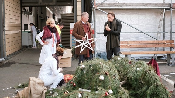 Kathrin, Roland und Martin vor dem Weihnachtsbaum